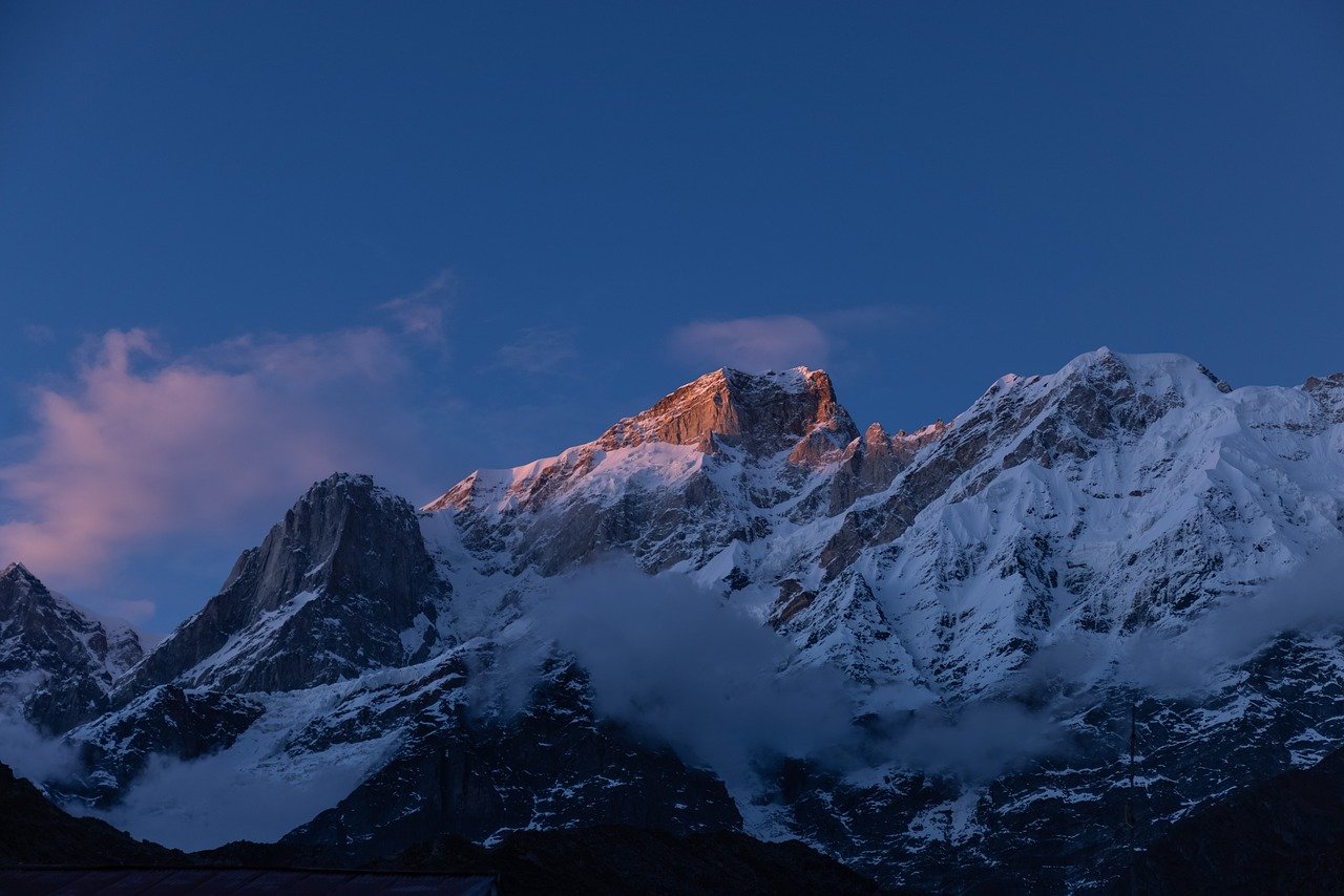 After a massive ice mass movement, at least three Sherpa guides have been buried in Everest.